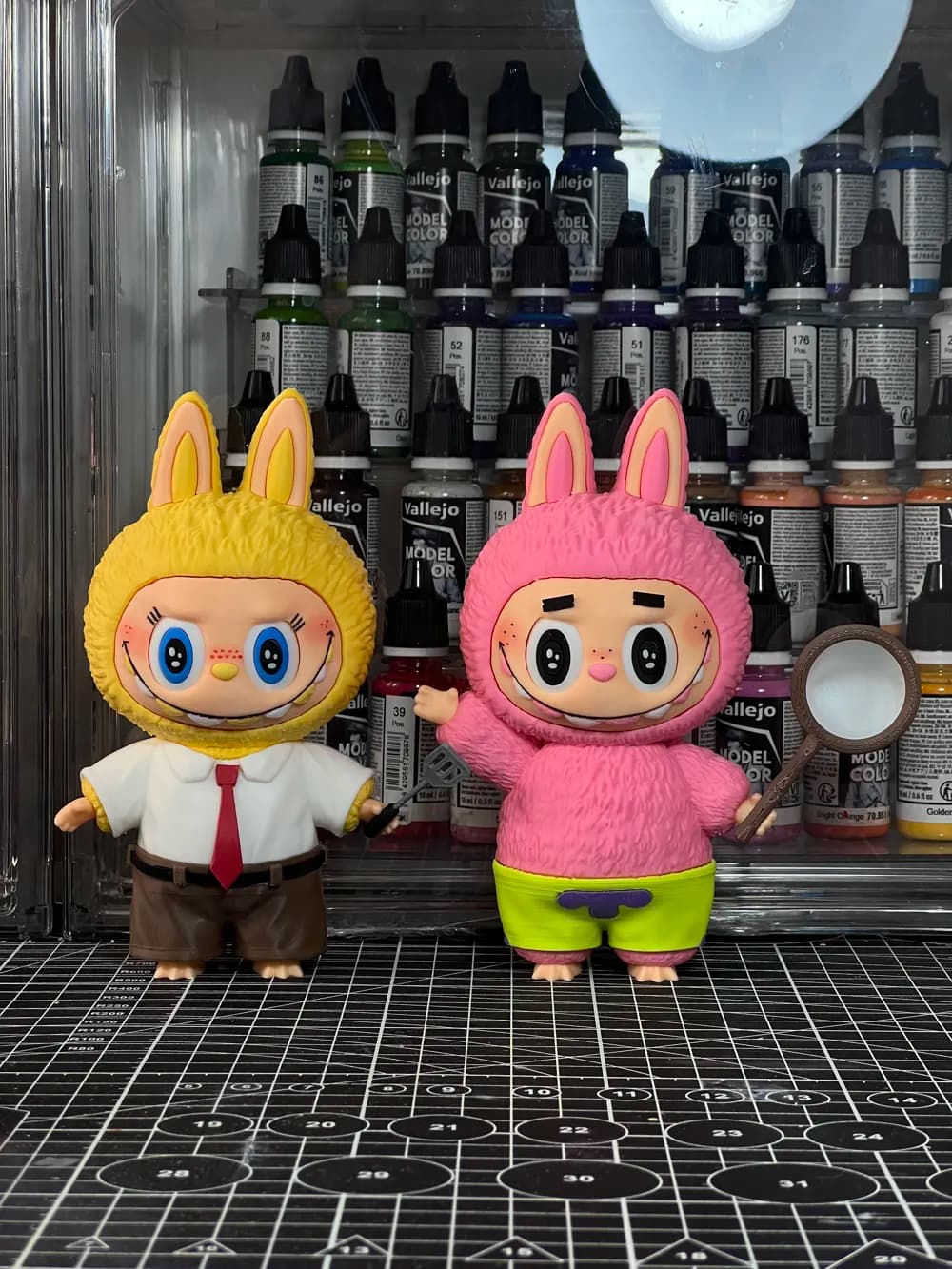 🧸 عروسک لبوبو مدل SpongeBob | رنگ‌آمیزی دستی | چاپ سه‌بعدی +PLA | ارتفاع ۱۵ سانتی‌متر | همراه کف گیر — تصویر ۹