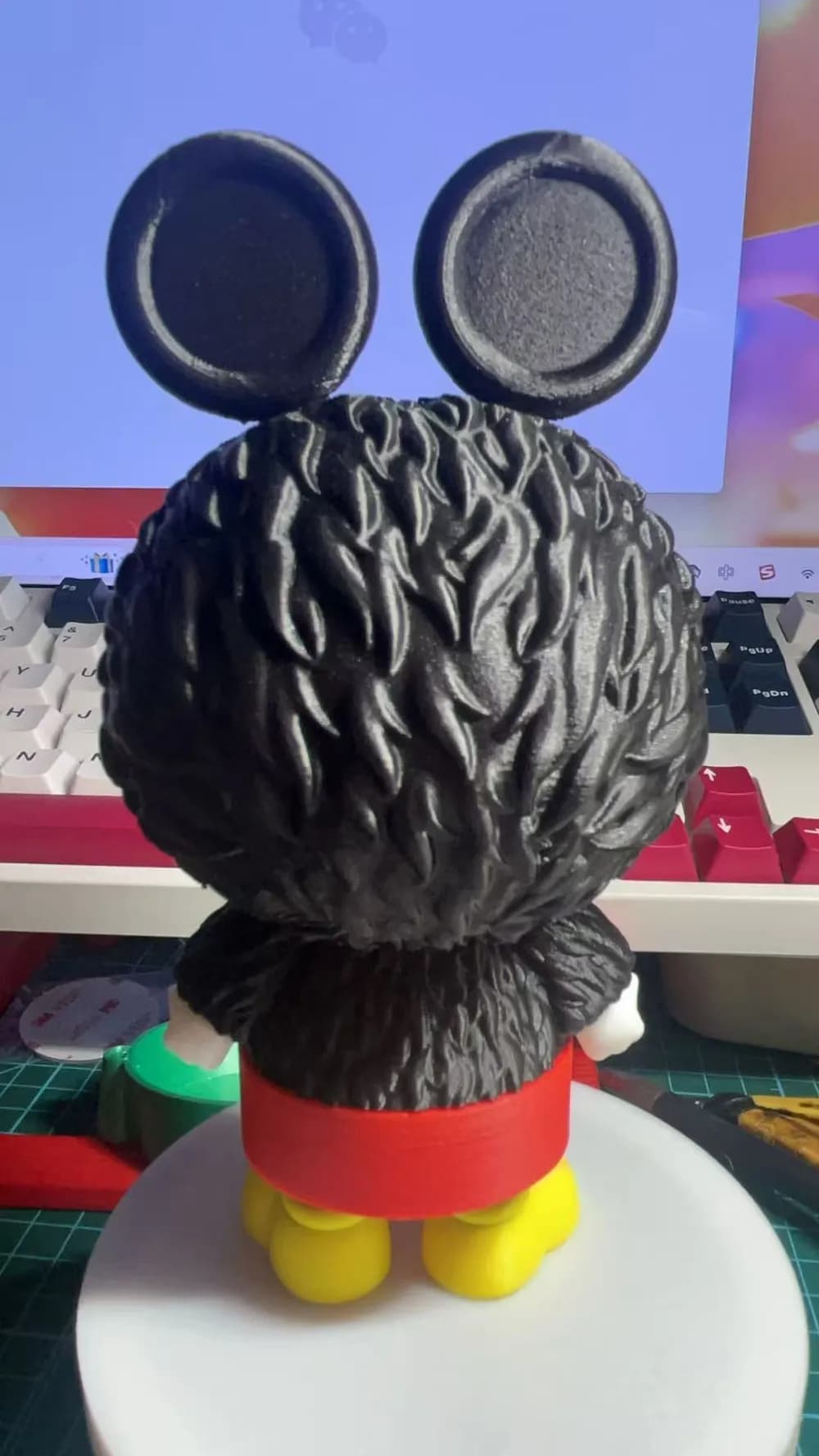 🧸 عروسک لبوبو مدل میکیموس (Mickey Mouse) | رنگآمیزی دستی | چاپ سهبعدی +PLA | ارتفاع ۱۳ سانتیمتر — تصویر ۴