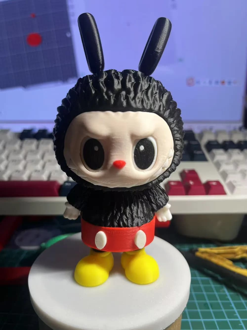🧸 عروسک لبوبو مدل میکیموس (Mickey Mouse) | رنگآمیزی دستی | چاپ سهبعدی +PLA | ارتفاع ۱۳ سانتیمتر — تصویر ۵