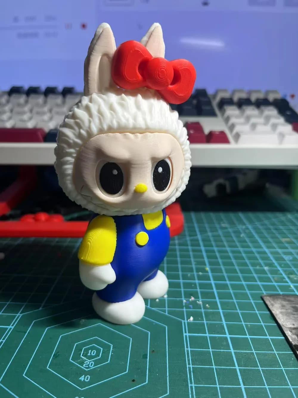 🧸 عروسک لبوبو مدل کیتی (Hello Kitty) | رنگ‌آمیزی دستی | چاپ سه‌بعدی +PLA | ارتفاع ۱۳ سانتی‌متر — تصویر ۸