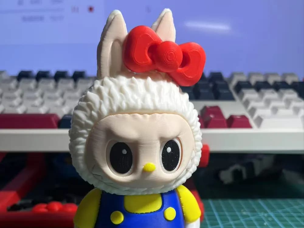 🧸 عروسک لبوبو مدل کیتی (Hello Kitty) | رنگ‌آمیزی دستی | چاپ سه‌بعدی +PLA | ارتفاع ۱۳ سانتی‌متر — تصویر ۷