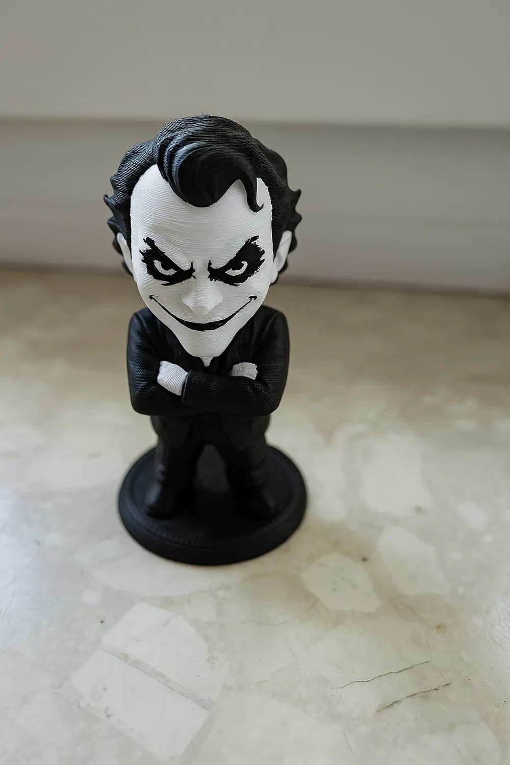 🎭 فیگور جوکر (Joker) | چاپ سه‌بعدی رنگ‌شده | +PLA | ارتفاع ۱۲ سانتی‌متر — تصویر ۱۰