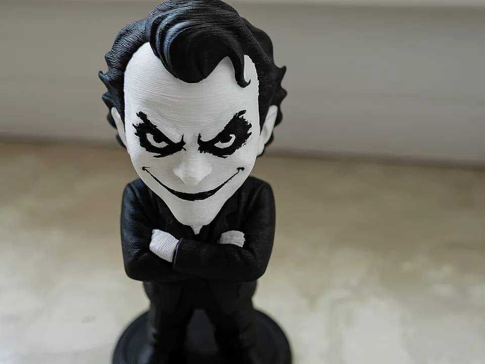 🎭 فیگور جوکر (Joker) | چاپ سه‌بعدی رنگ‌شده | +PLA | ارتفاع ۱۲ سانتی‌متر — تصویر ۳