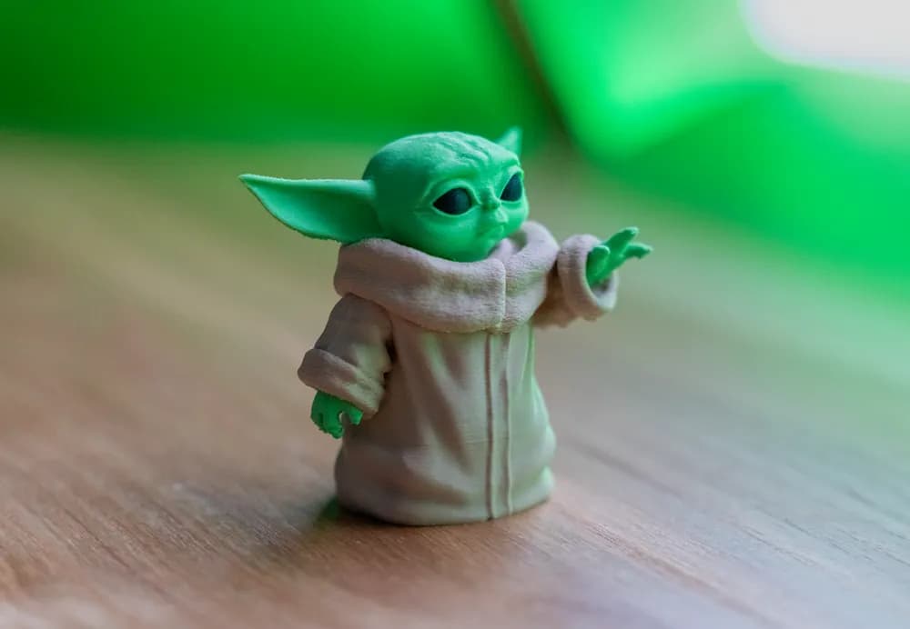 👶 فیگور بیبی یودا (Baby Yoda) | چاپ سه‌بعدی رنگ‌شده | +PLA | ارتفاع ۱۷ سانتی‌متر