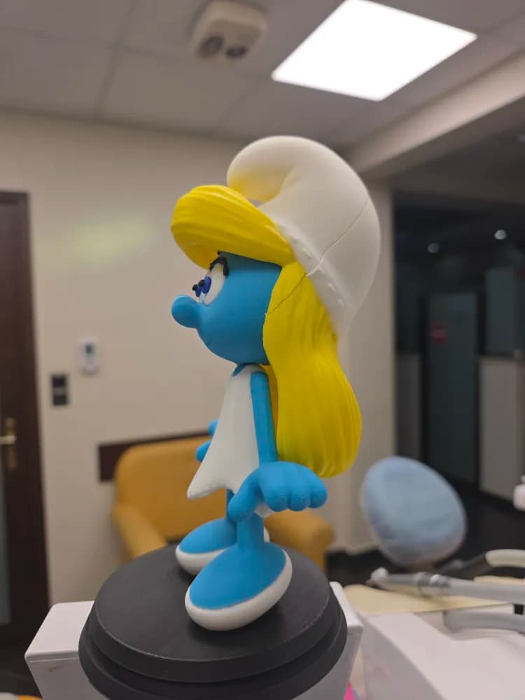 💙 فیگور اسمورفِت (Smurfette) | چاپ سهبعدی رنگشده | +PLA | ارتفاع ۲۱ سانتیمتر — تصویر ۱۱
