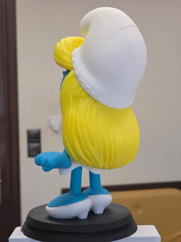 💙 فیگور اسمورفِت (Smurfette) | چاپ سهبعدی رنگشده | +PLA | ارتفاع ۲۱ سانتیمتر — تصویر ۶