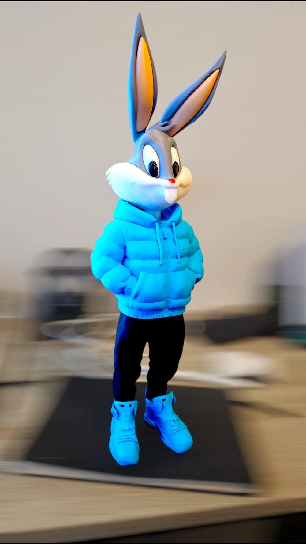🐰 فیگور باگز بانی با استایل خیابانی | چاپ سهبعدی رنگشده | +PLA | ارتفاع ۳۴ سانتیمتر — تصویر ۶