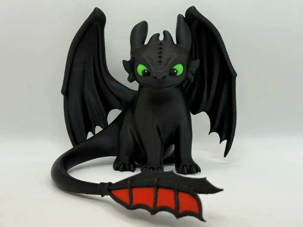 🐉 فیگور بیدندان (Toothless) | چاپ سه‌بعدی رنگ‌شده | +PLA | ارتفاع ۱۳ سانتی‌متر — تصویر ۸