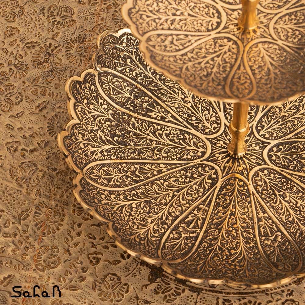 شیرینی خوری برنجی آنتیک دو طبقه طرح سولا — تصویر ۱۱