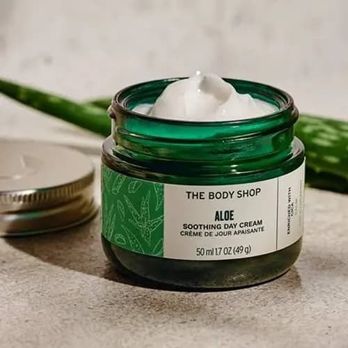 کرم روز مرطوب‌ کننده بادی‌ شاپ The Body Shop مدل Aloe حجم 50 میل — تصویر ۱۲