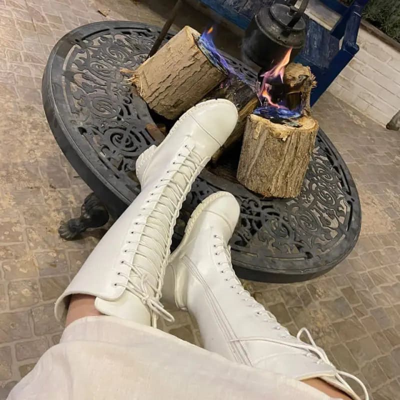 بوت بلند هزار بند زنانه سفید جنس چرم — تصویر ۵
