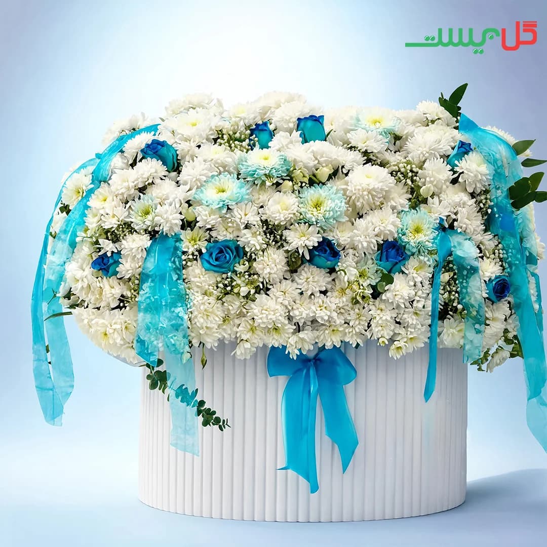 باکس گل سیلان | باکس سفید پایه‌دار با تور آبی | گل فروشی آنلاین گل بیست