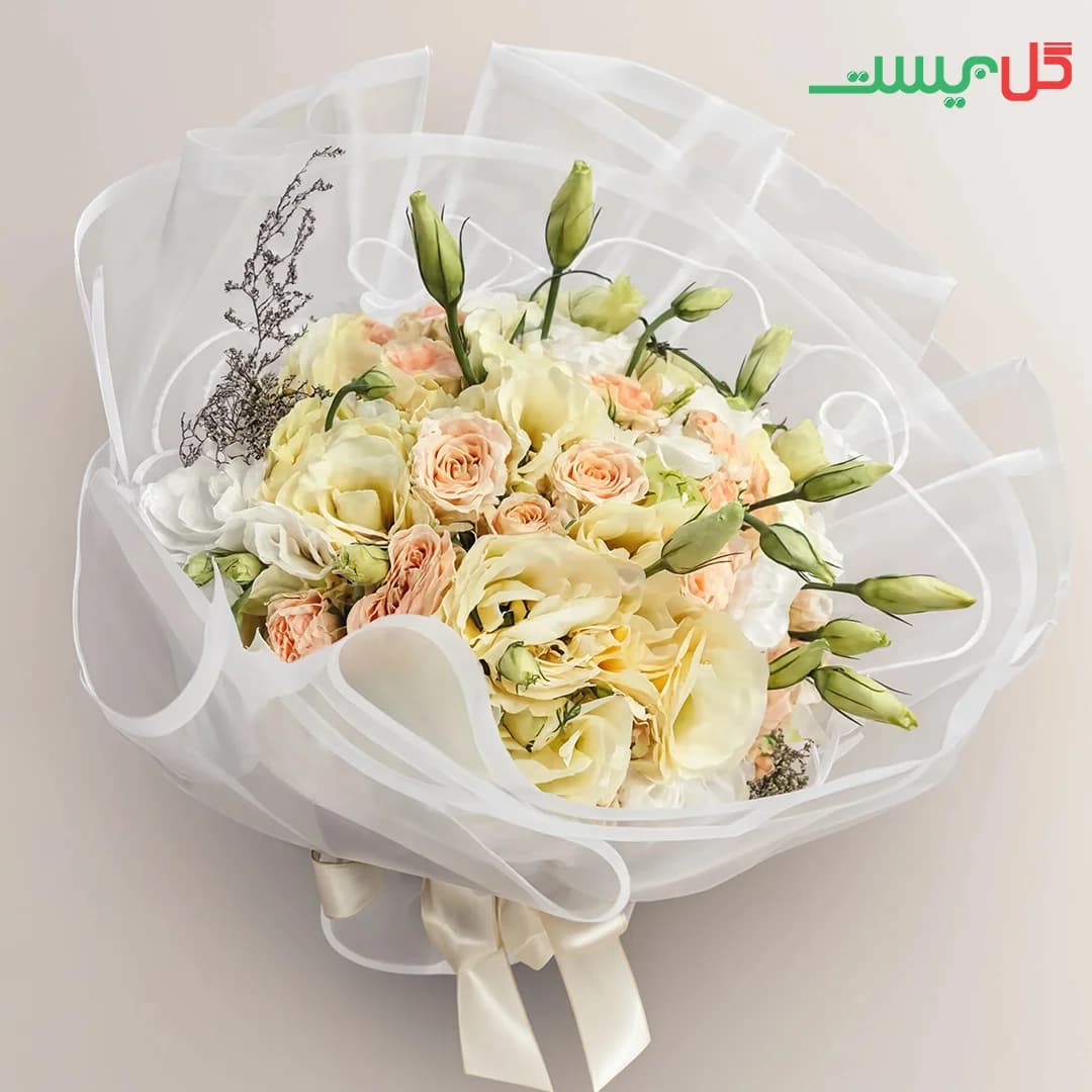 دسته گل مه‌دخت | لیسیانتوس سفید و رز هلویی در طلق هندسی | گل فروشی آنلاین گل بیست
