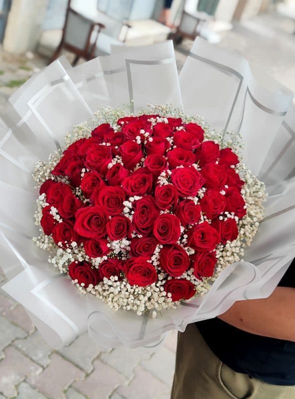 دسته گل 50 شاخه ای رز هلندی با ژیپسوفیلا — تصویر ۳