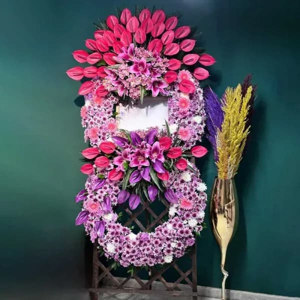 تاج گل تبریک دو طبقه گرد بنفشه – فروشگاه اینترنتی گل فلوشا