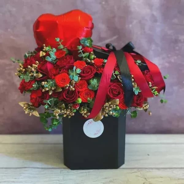 باکس گل رز قرمز و بادکنک عشق ابدی – فروشگاه گل فلوشا