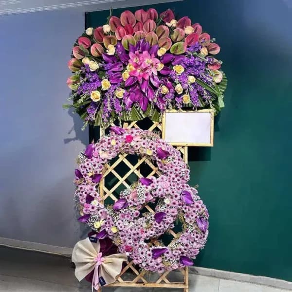 تاج گل تبریک آنتوریوم ارغوانی – فروشگاه اینترنتی گل فلوشا — تصویر ۲