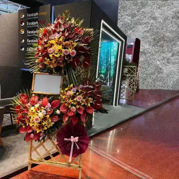 تاج گل تبریک پنجره ای مدرن جوستا – فروشگاه اینترنتی گل فلوشا — تصویر ۳