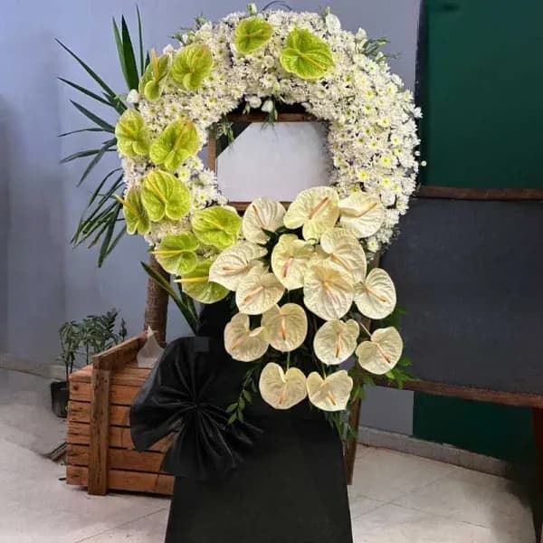 تاج گل تسلیت گرد آنتوریوم و داوودی پاپیون – فروشگاه فلوشا — تصویر ۳