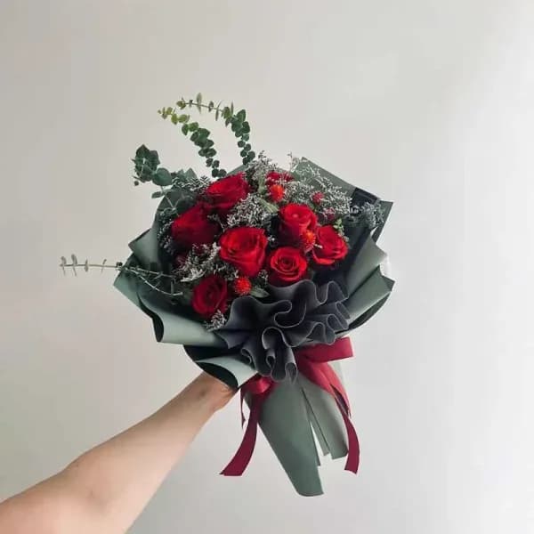 دسته گل رز عاشقانه تینا – فروشگاه اینترنتی گل فلوشا Flowsha