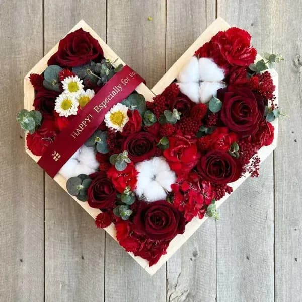 باکس گل قلب قرمز رومینا – فروشگاه آنلاین گل فلوشا Flwosha
