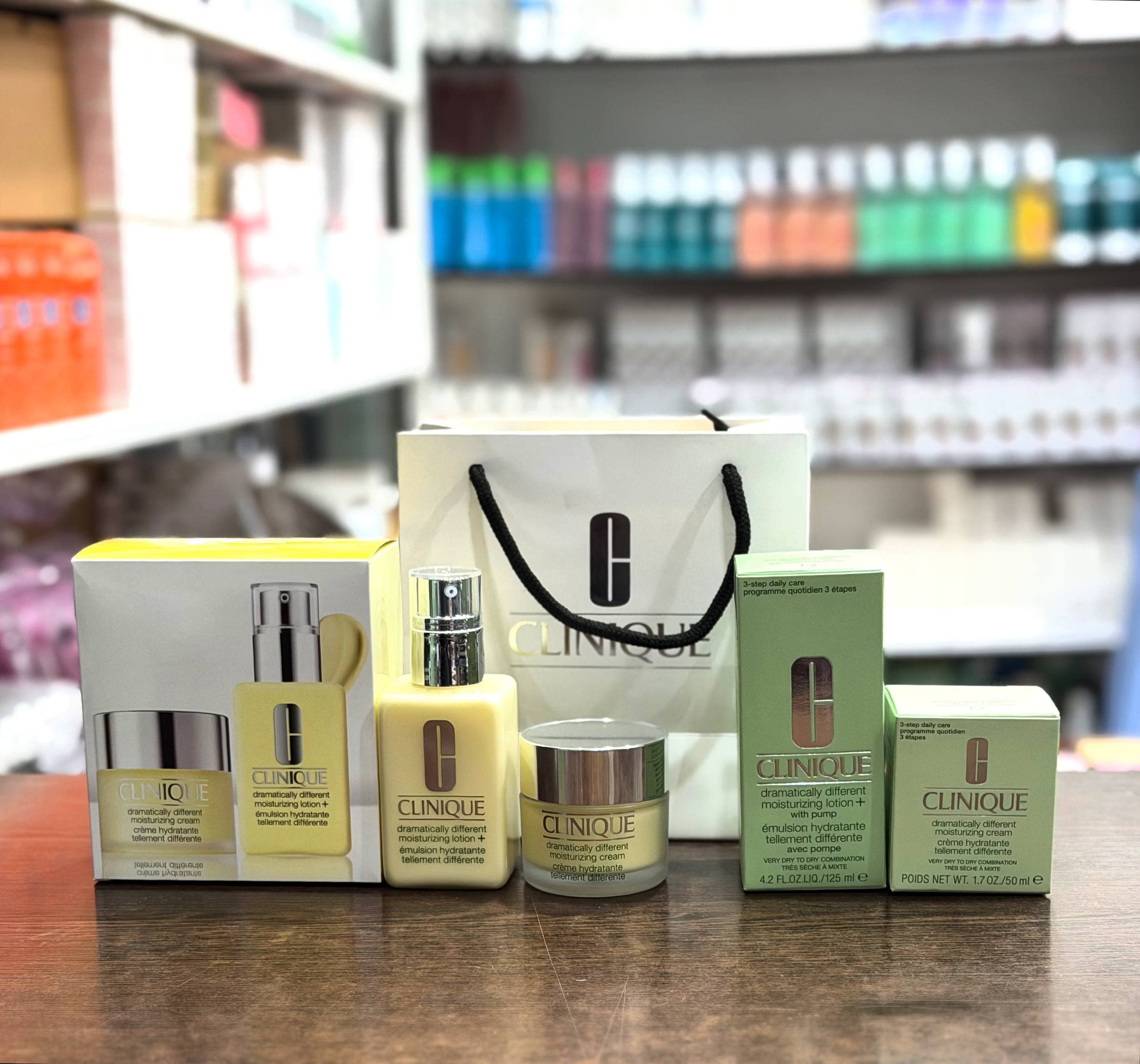 ست دو قلو آبرسان و مرطوب کننده پوست خشک و حساس کلینیک dramatically Rich lotion & moisturizing cream ۱- کرم کاسه ای دراماتیکالی کلینیک آبرسان ابریشمی با غلظت و غنی شده ۲-لویسیون پمپی دراماتیکالی ک