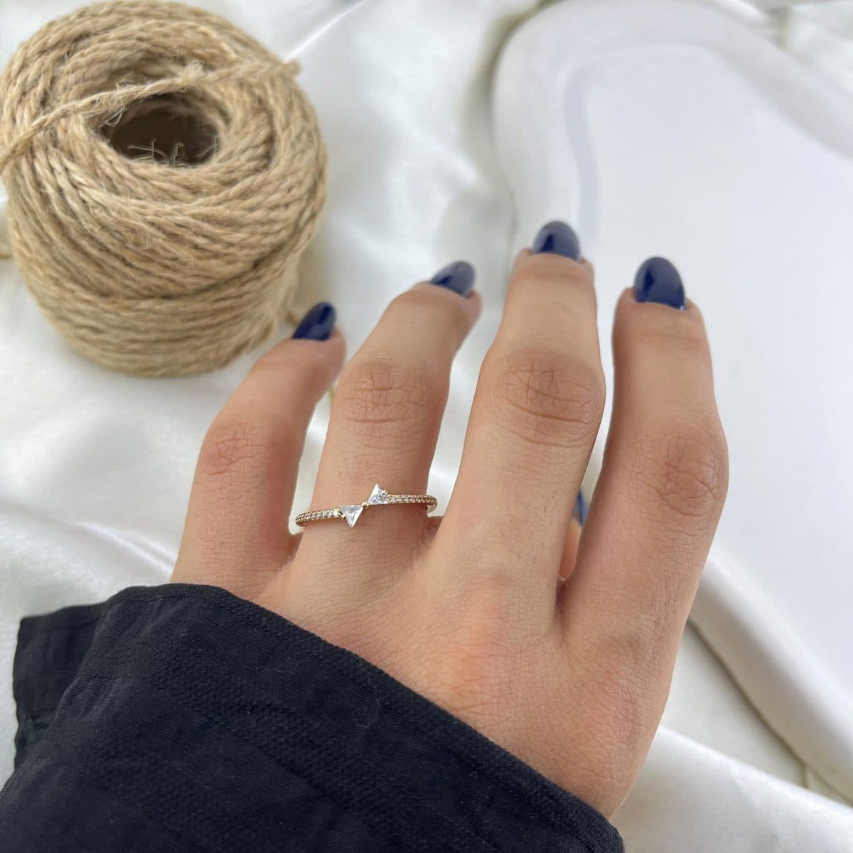 انگشتر زنانه ژوپینگ مدل جواهری پاپیون کد R51840 — تصویر ۴