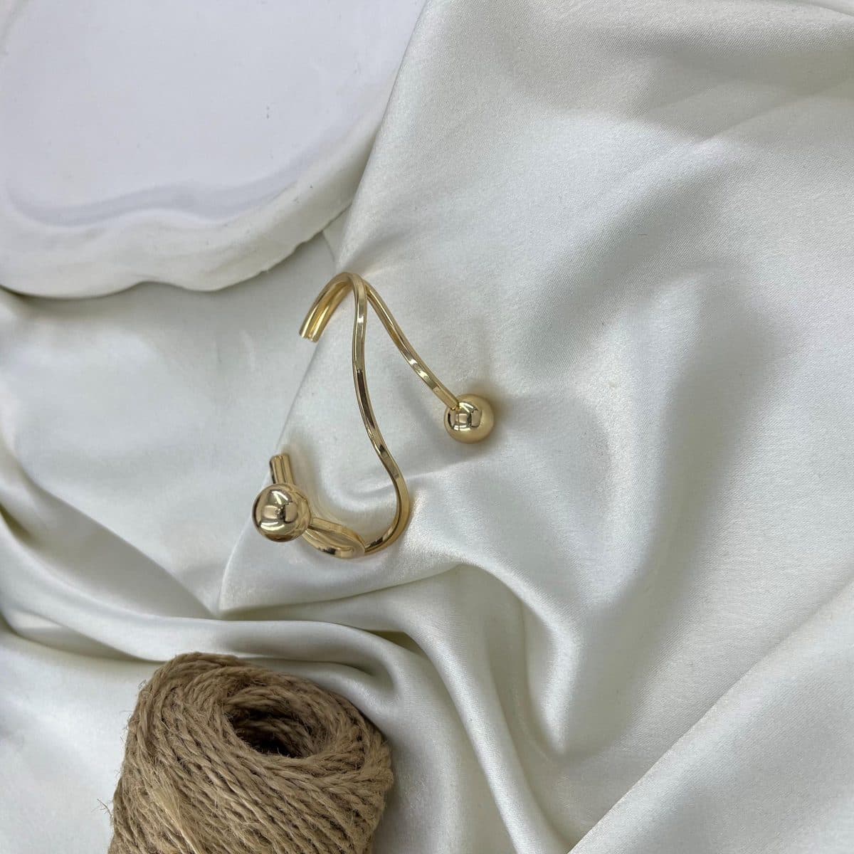 دستبند زنانه بنگل مینیمال مدل توپی کد B5521 — تصویر ۳