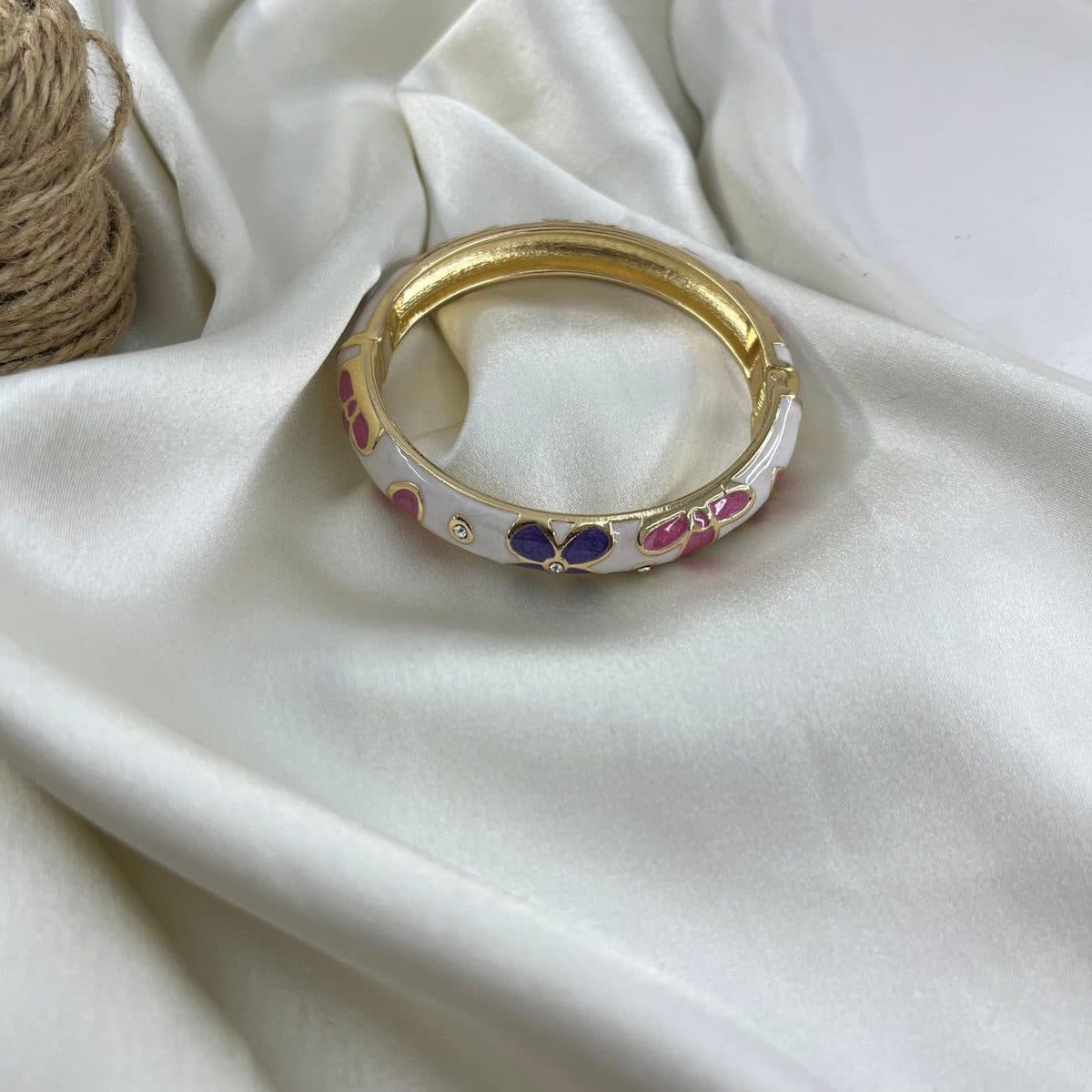 دستبند زنانه بنگل مدل میناکاری B5513 — تصویر ۱۲