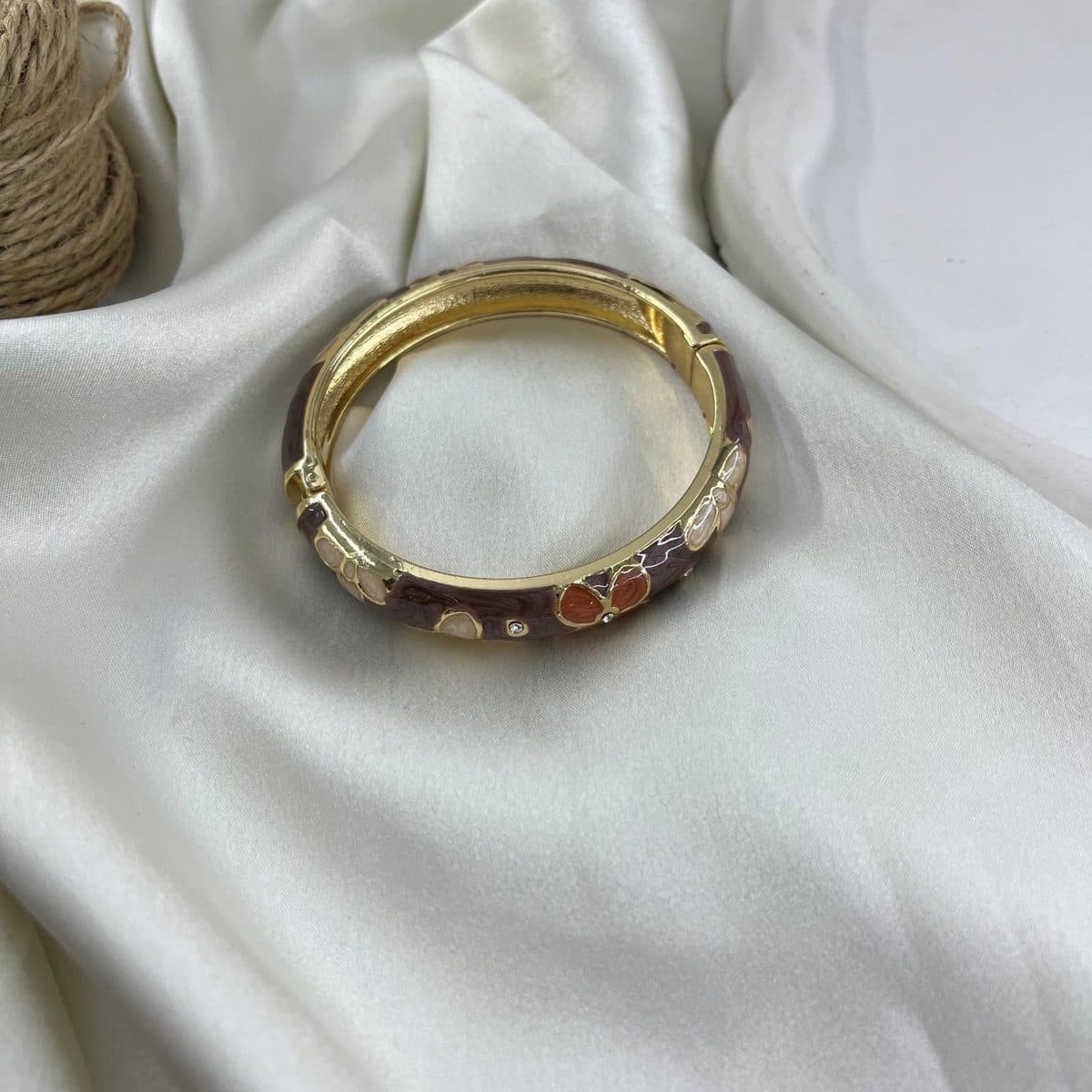 دستبند زنانه بنگل مدل میناکاری B5513 — تصویر ۳