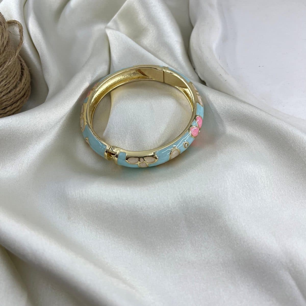 دستبند زنانه بنگل مدل میناکاری B5513 — تصویر ۵