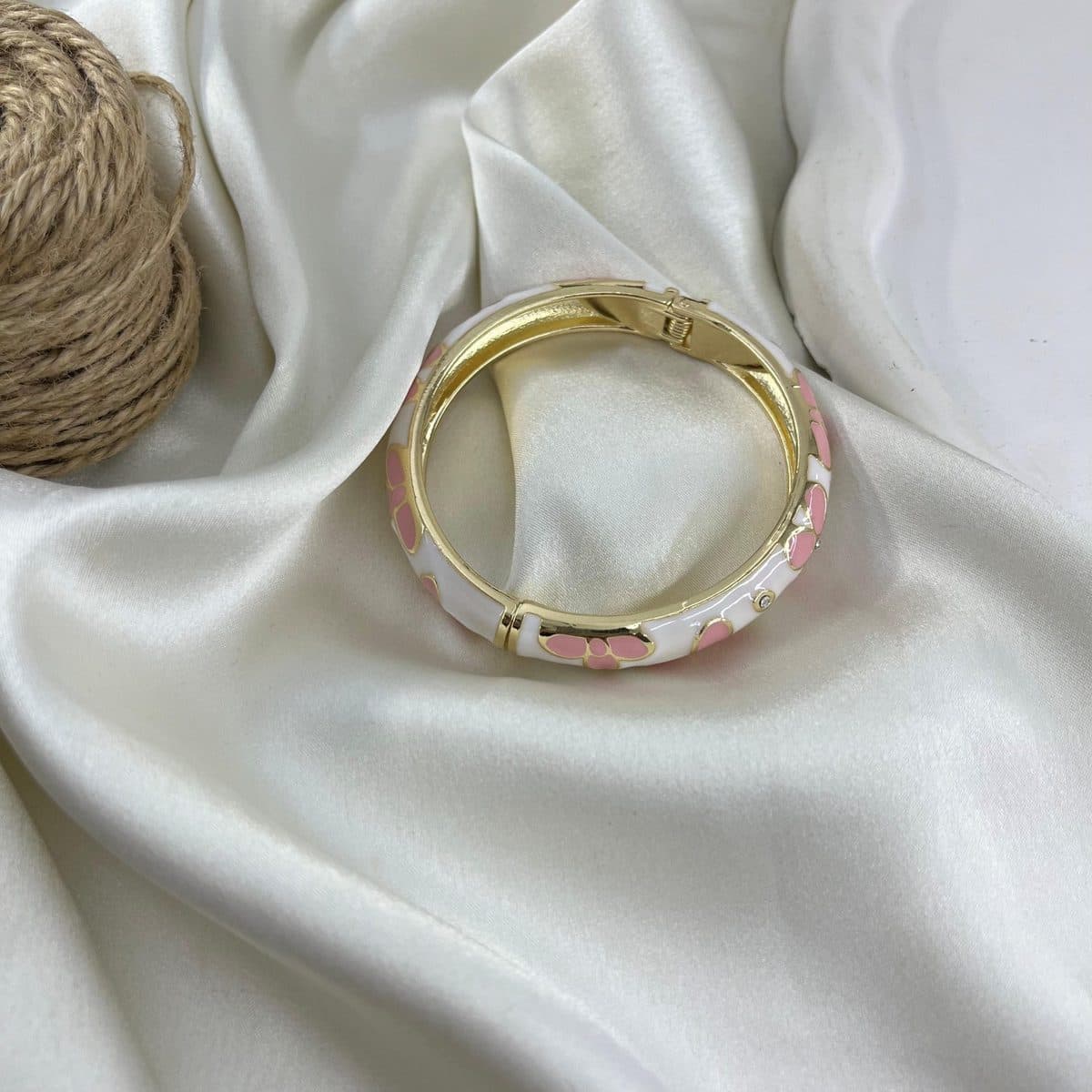 دستبند زنانه بنگل مدل میناکاری B5513 — تصویر ۷