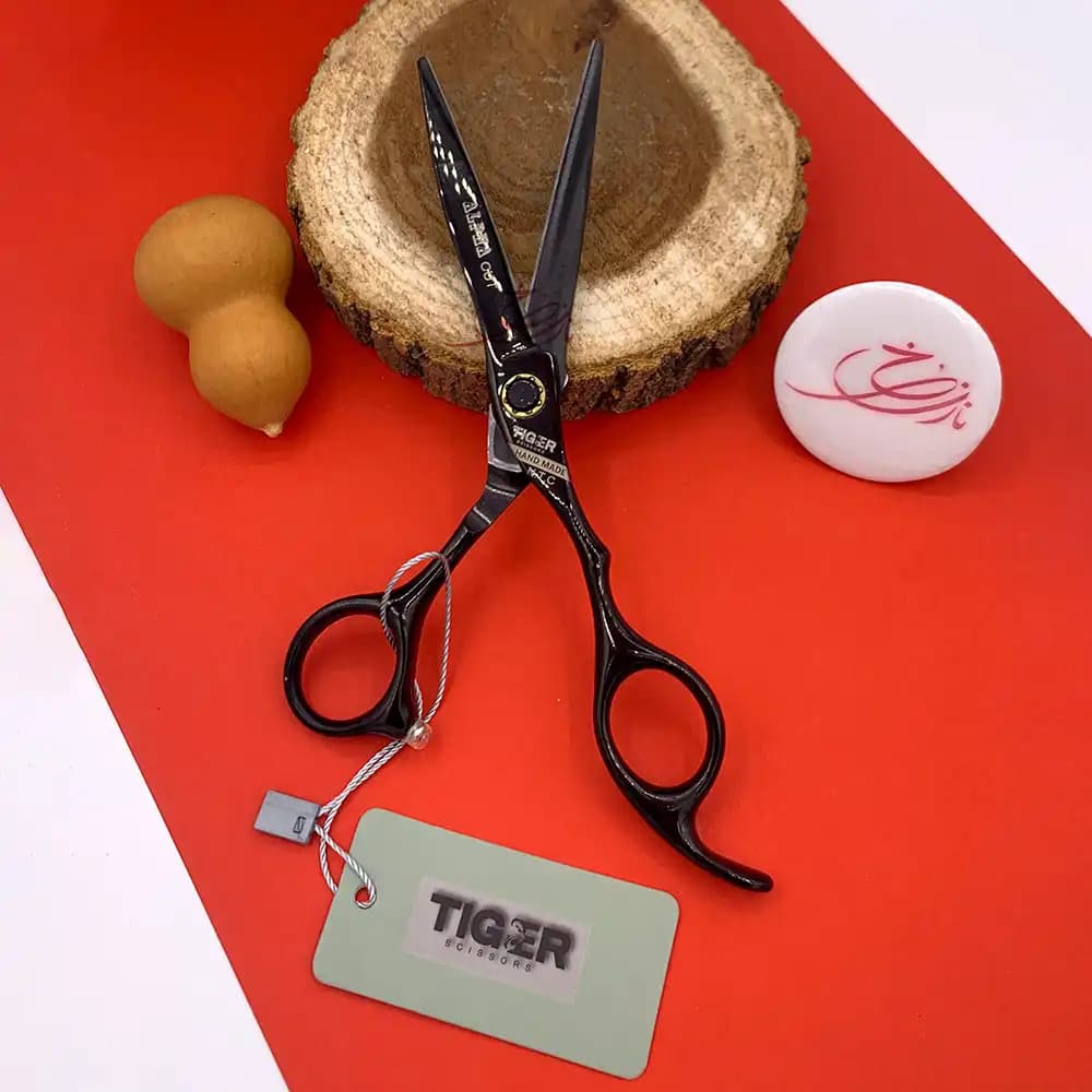 قیچی کوتاهی مو حرفه‌ای تایگر TIGER مدل Alpha Cut دست‌ساز با تیغه‌های ژاپنی (همراه با روغن)