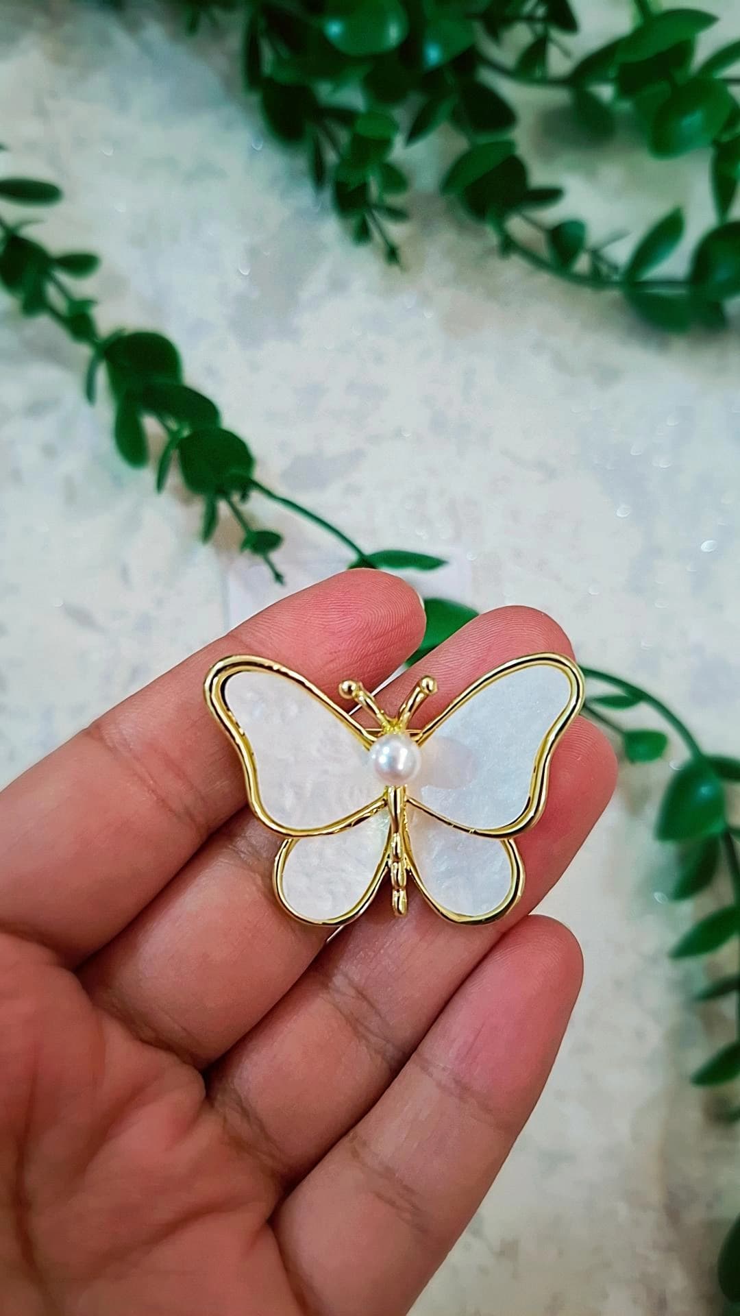 سنجاق سینه پروانه سفید — تصویر ۲