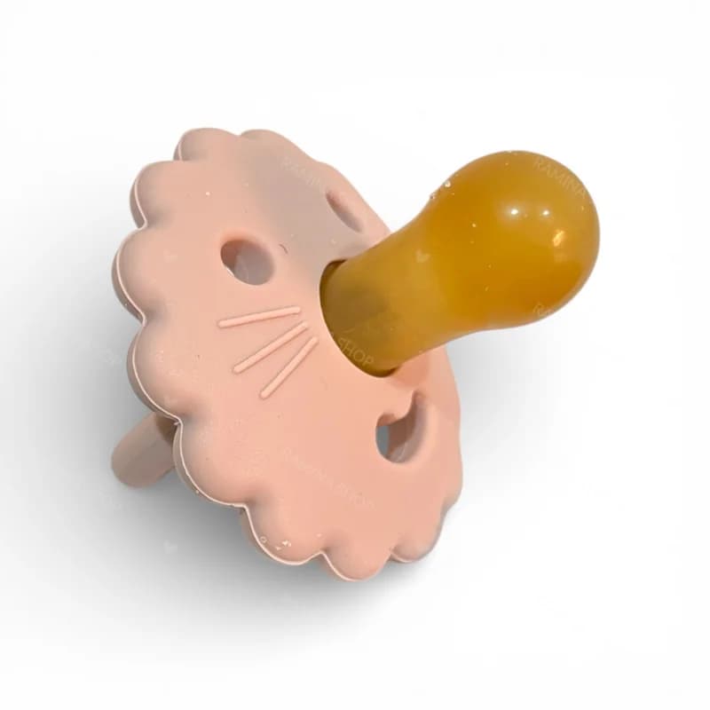 پستانک سیلیکونی دخترانه بالای 6 ماه طرح شیر آمریکو بیبی Americo Baby — تصویر ۶