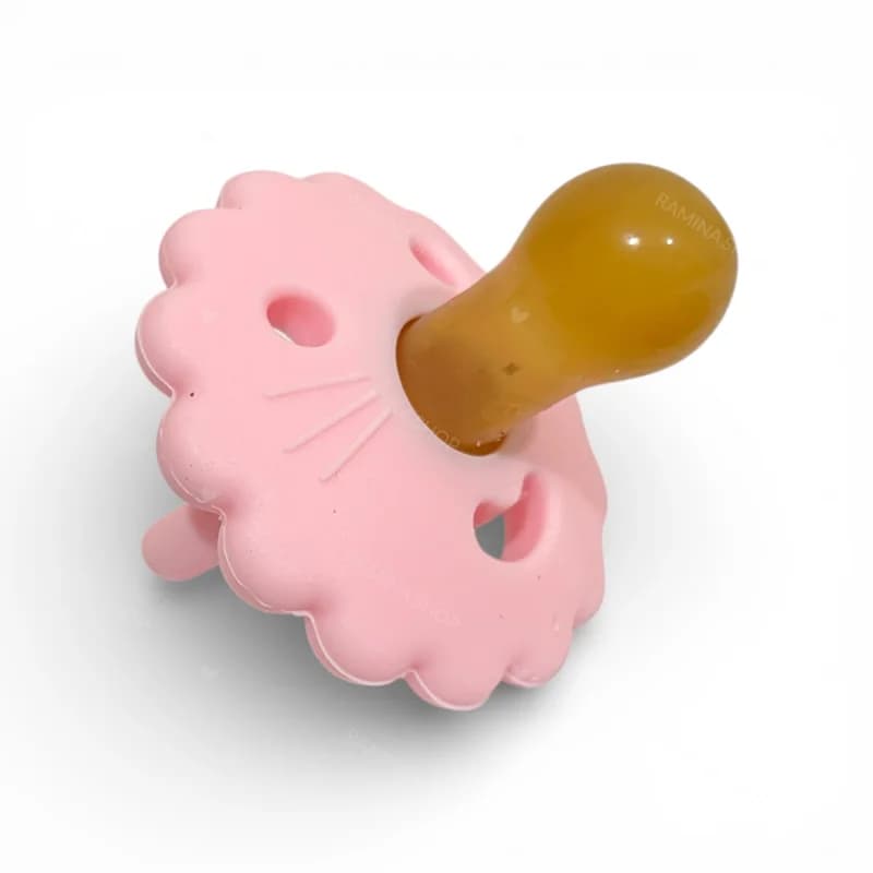 پستانک سیلیکونی دخترانه بالای 6 ماه طرح شیر آمریکو بیبی Americo Baby — تصویر ۳