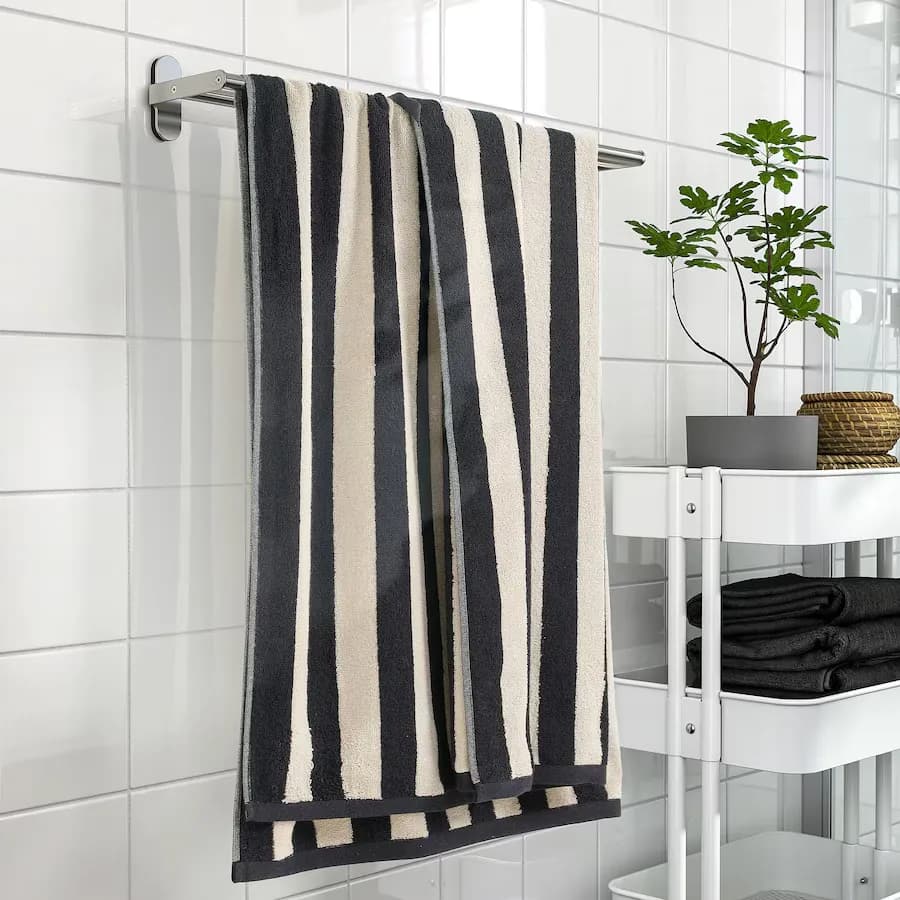 حوله استخری راه راه مشکی/بژ روشن ایکیا SLANHOSTMAL سایز 70×140 سانتی‌متر — تصویر ۳