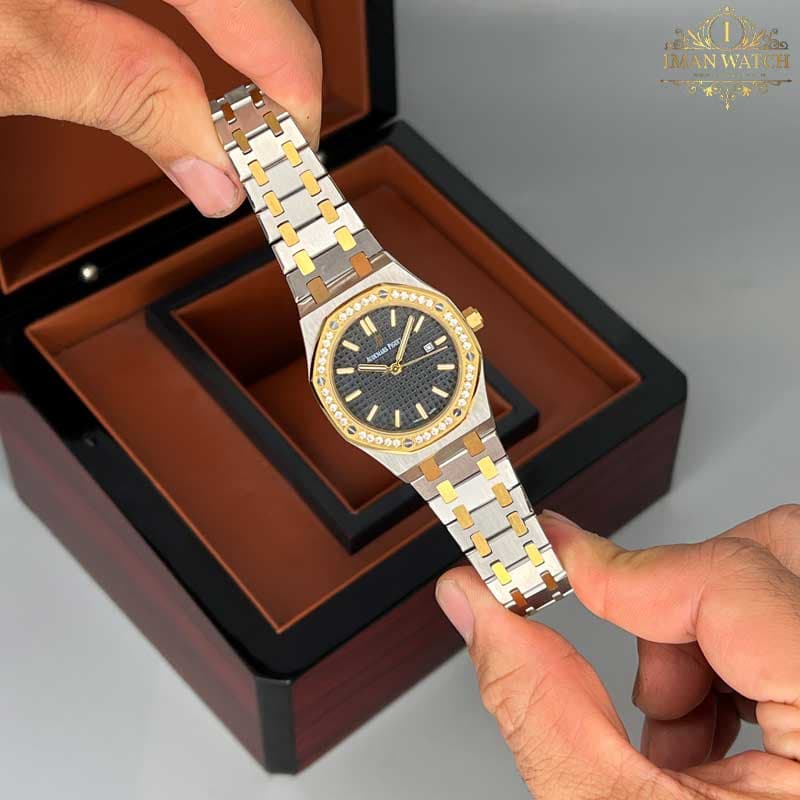 ساعت زنانه اودمار پیگه دو رنگ طلایی نقره ای صفحه مشکی Audemars piguet 2022 — تصویر ۴