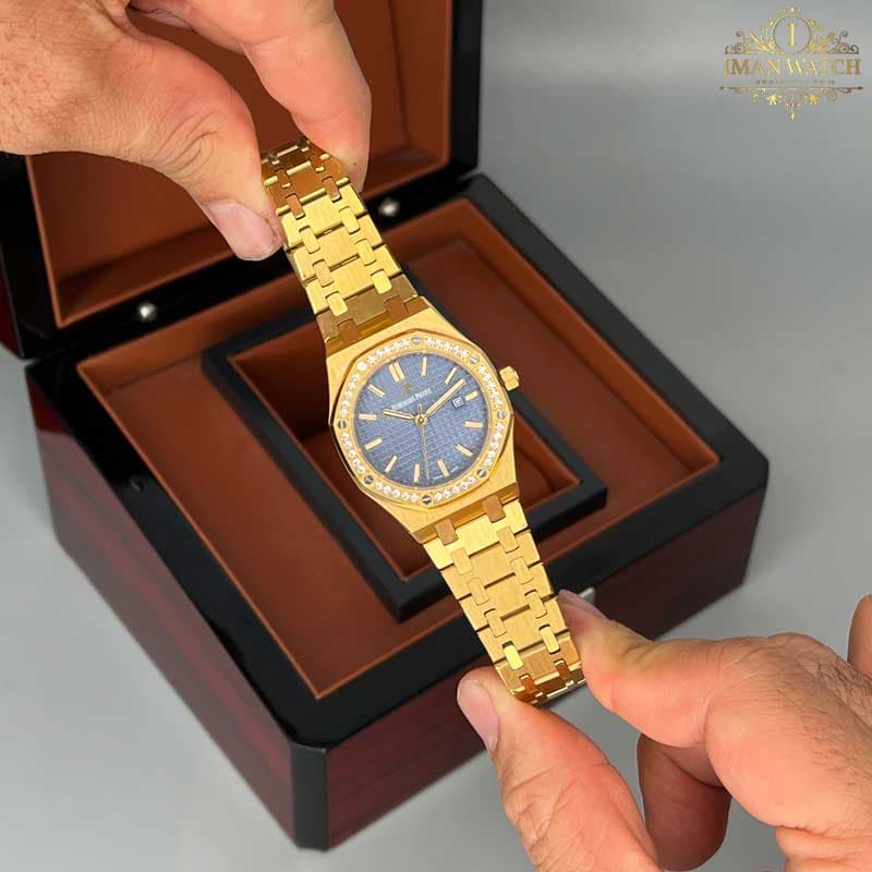 ساعت زنانه اودمار پیگه طلایی صفحه آبی Audemars piguet 2021 — تصویر ۸