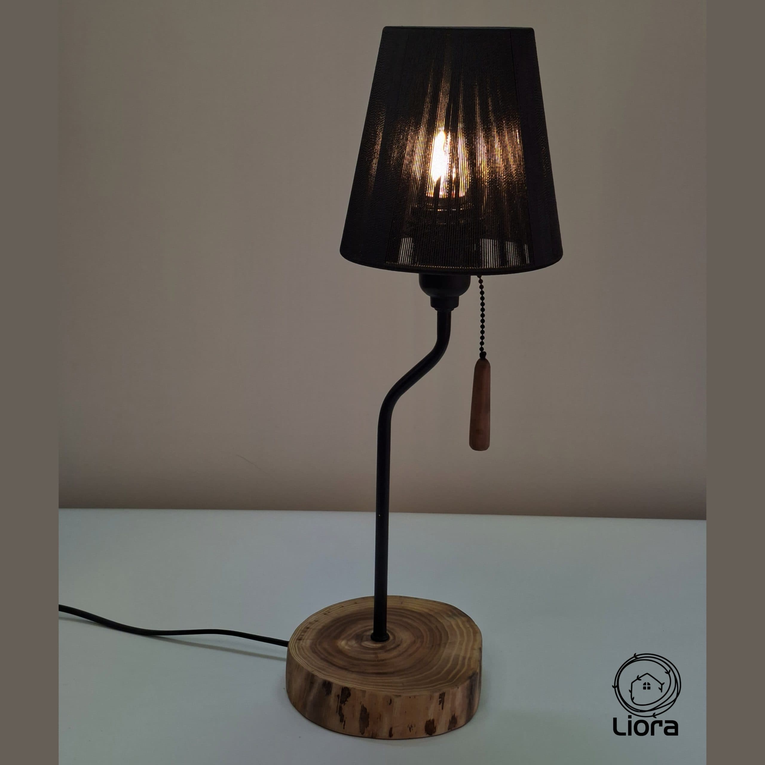 آباژور رومیزی پایه چوبی لیورا مدل نویر کد 3029 — تصویر ۴