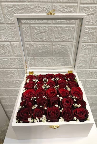 باکس گل طبیعی خواستگاری درب دار رز 25 عددی همراه با تزئین عروس – کد 1068