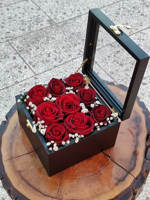 باکس گل طبیعی خواستگاری درب دار گل رز 9 عددی کد 1038