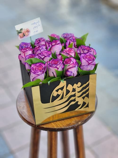 باکس گل طبیعی ولنتاین – 16 عدد رز بنفش طرح دوستت دارم_کد 1037