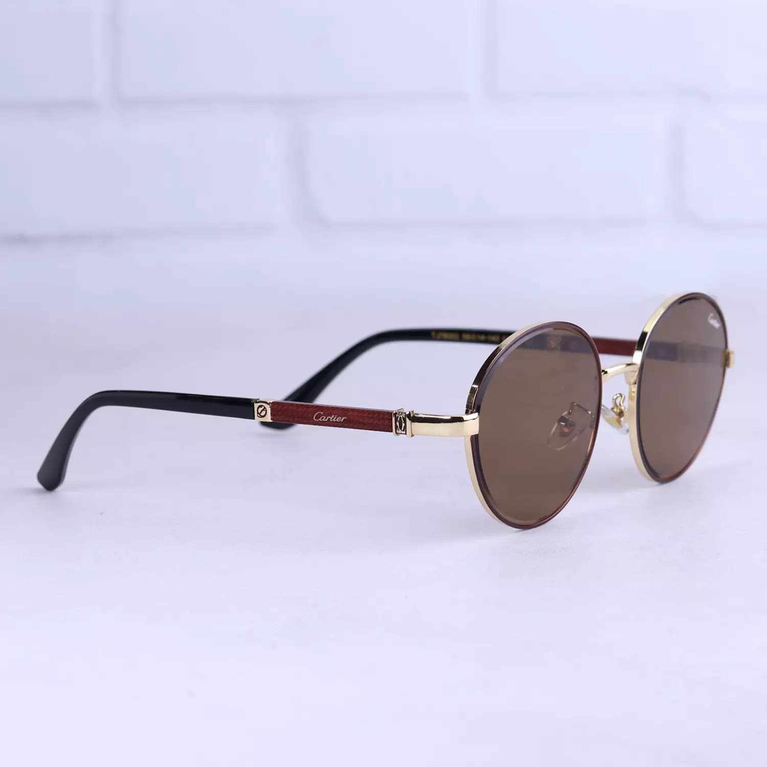 عینک آفتابی کارتیر فریم گرد طلایی 78002/4 — تصویر ۱۲