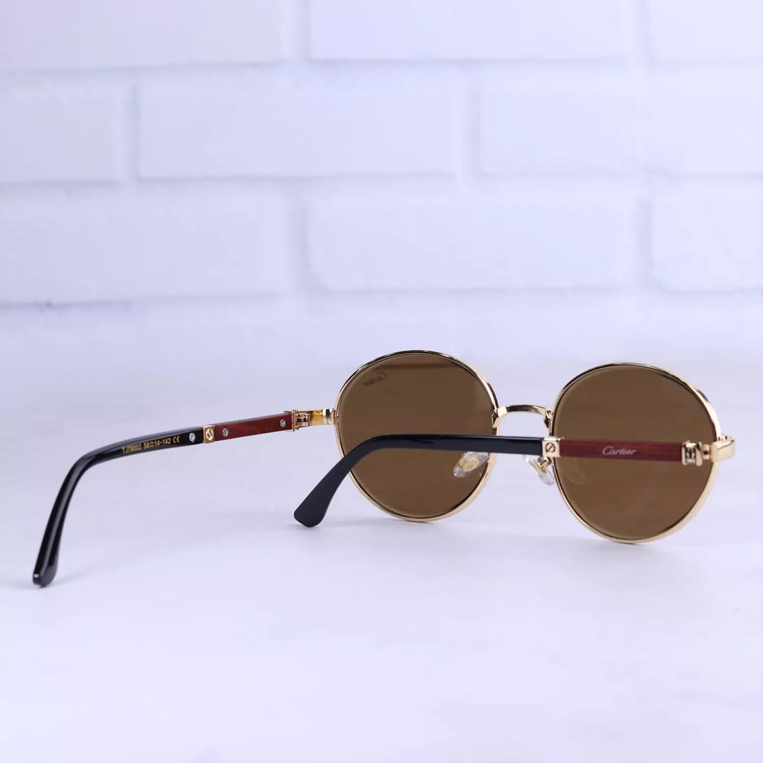 عینک آفتابی کارتیر فریم گرد طلایی 78002/4 — تصویر ۵