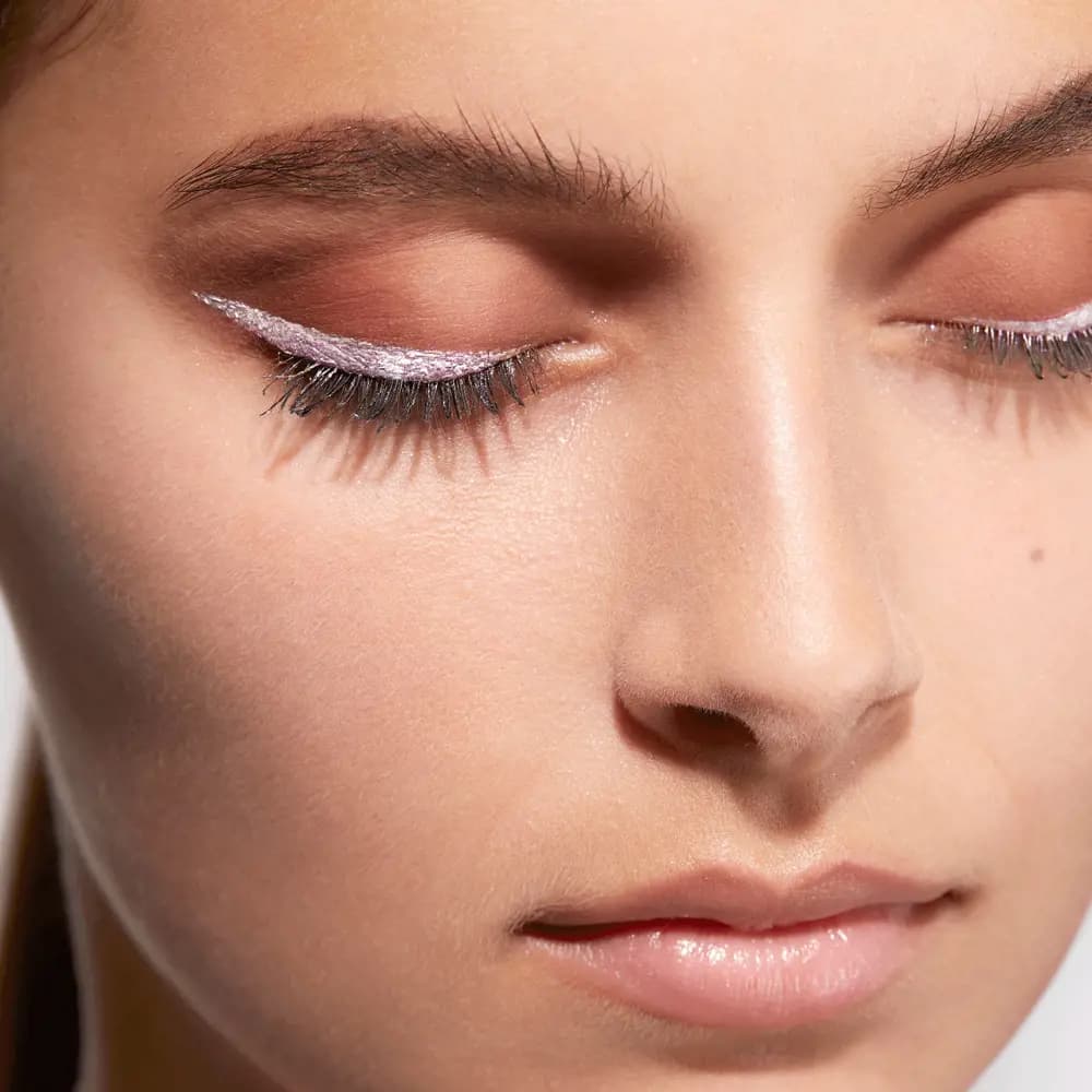 خط چشم مویی هولوگرافیک دوان THE ONE Wonder Liner Blushing Prism — تصویر ۵
