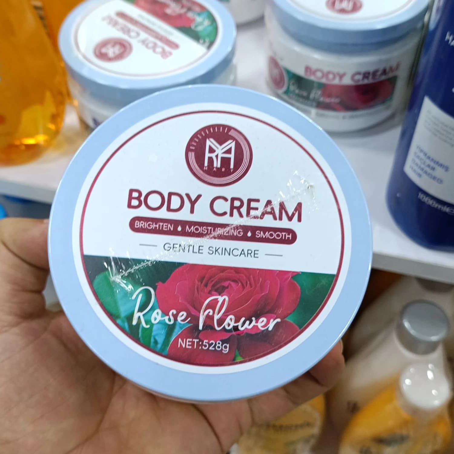 کرم دست و بدن روشن کننده و مرطوب کننده ماری Mary حاوی عصاره گل رز حجم 528 گرمی — تصویر ۳