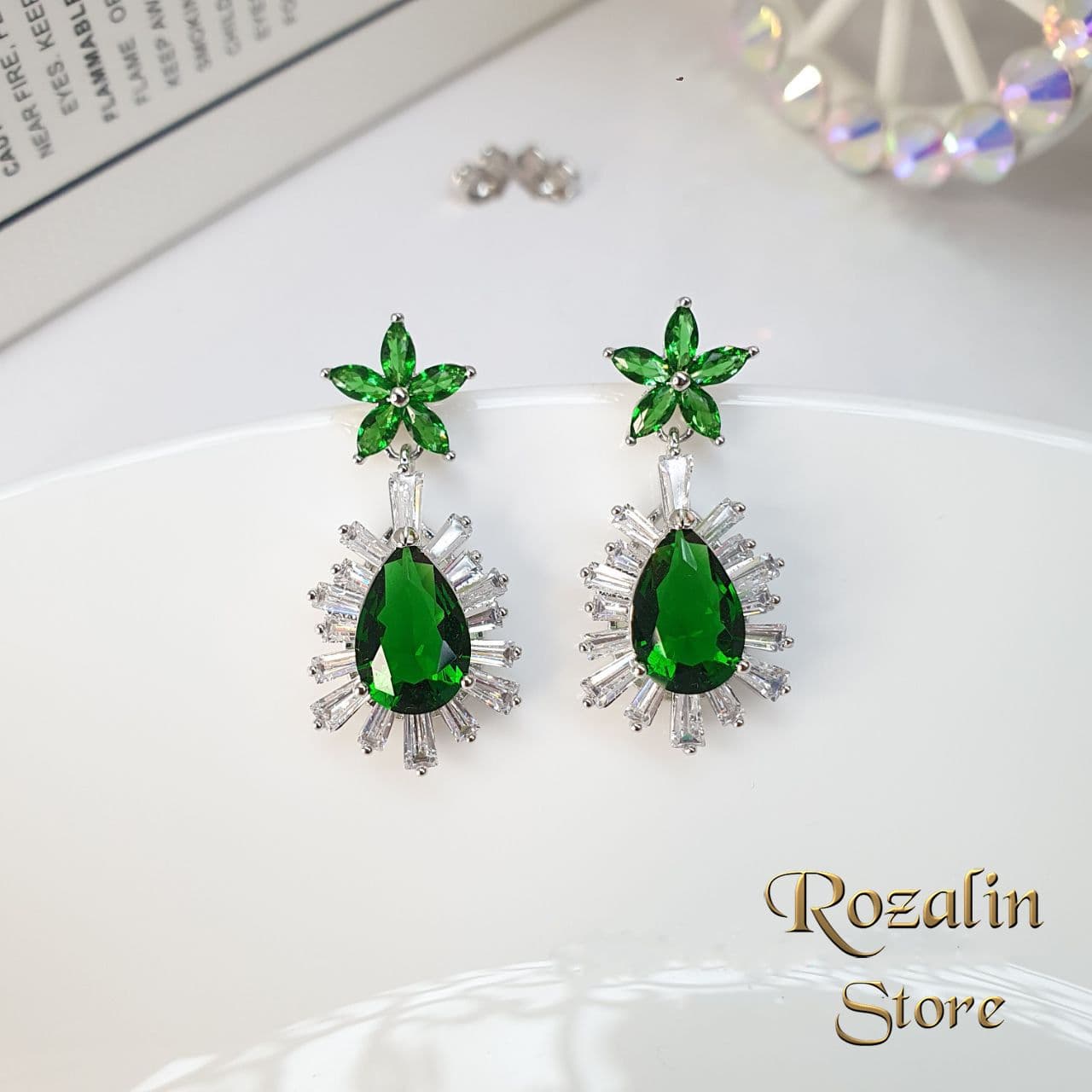 گوشواره زنانه آویز ژوپینگ نگین زمردی مدل گل