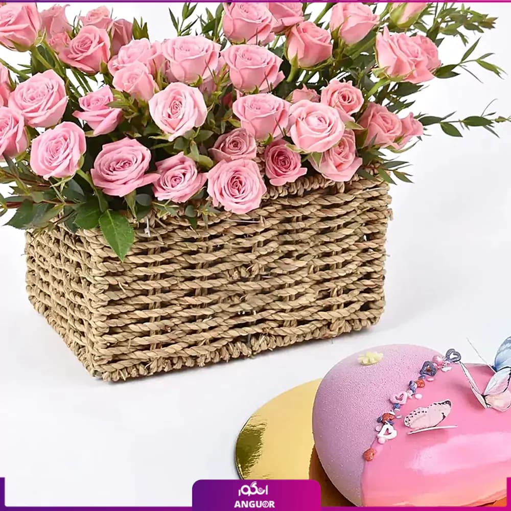 سبد گل رز مینیاتوری به همراه کیک قلبی — تصویر ۳
