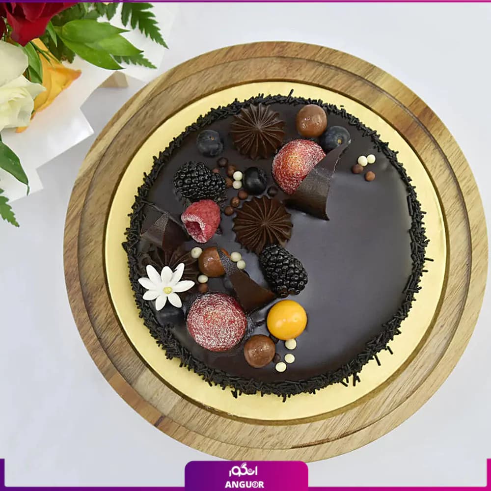دسته گل رز به همراه کیک شکلاتی — تصویر ۸